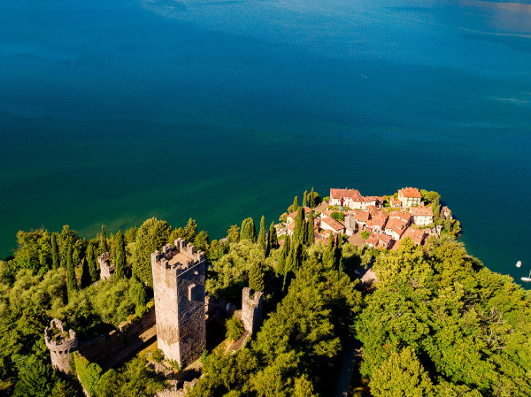 https://www.rachelandhenrywedding.com/wp-content/uploads/2025/11/varenna1.jpg